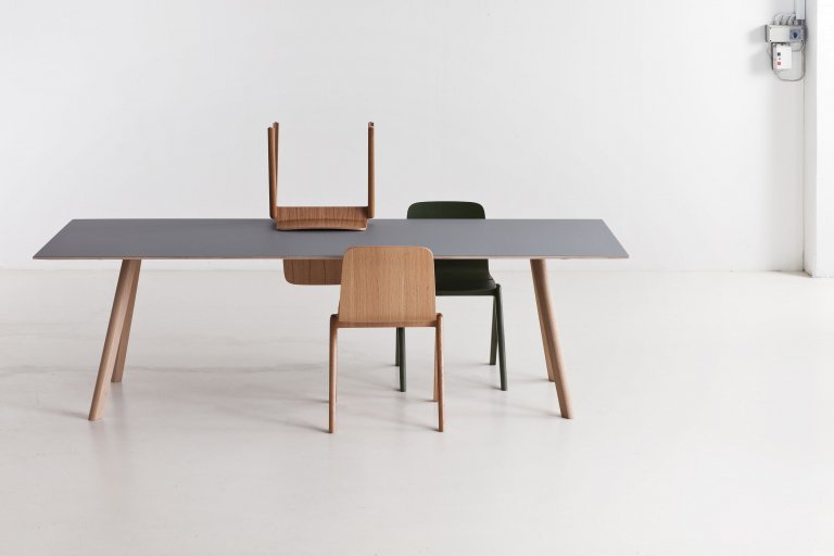 Hay Copenhague tafel CPH30 gelakt eiken 250x90 gelakt deep blue, smokey blue linoleum