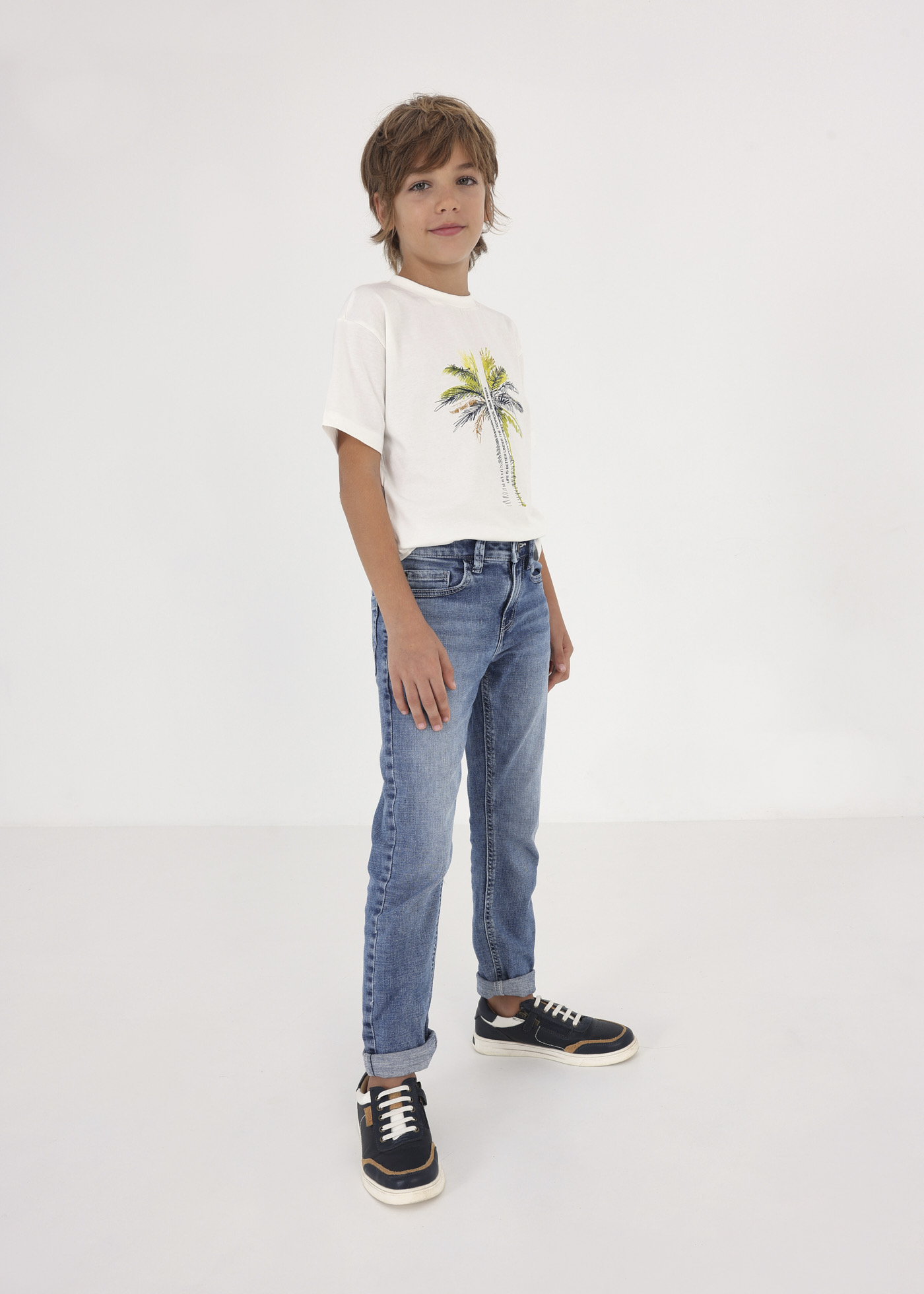 Calça jeans regular de algodão sustentável para meninos
