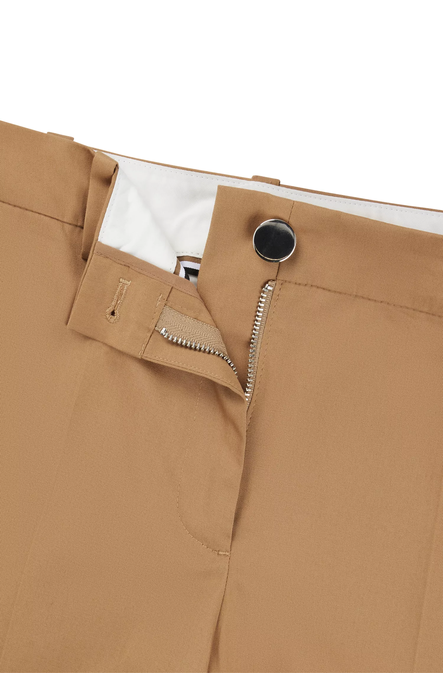 Calça BOSS preta, corte regular, em sarja de algodão elástico.