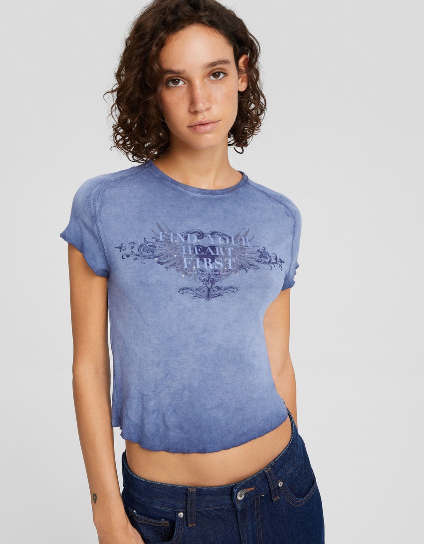 Camiseta de manga curta com efeito desbotado e aplicações de strass.
