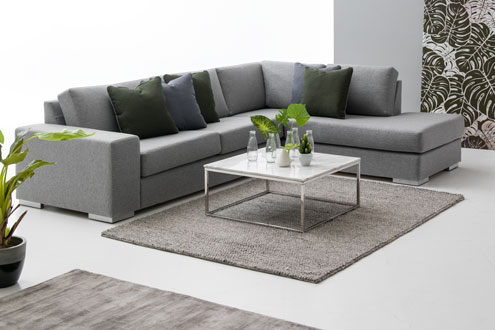 Modern Living hjørnesofa Åpen ende høyre. Tekstil Inari 3 Grey, arm B og 4,5 cm aluminiumsben [Ben 3].