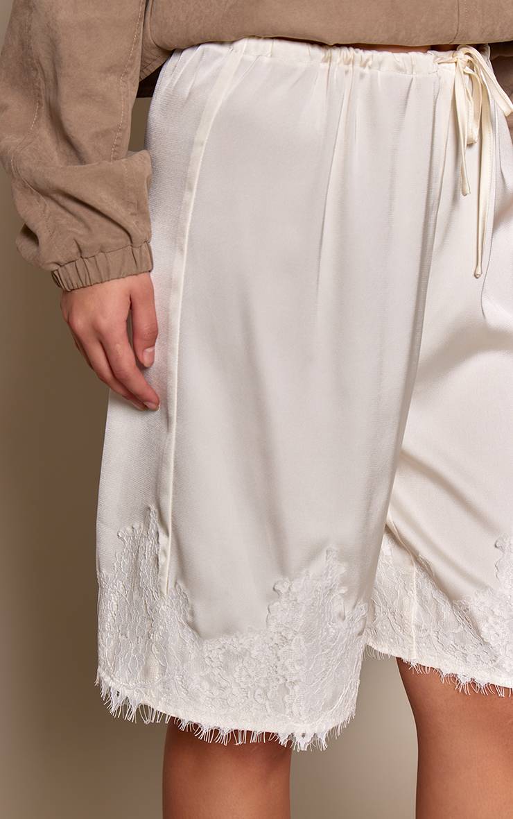 Short Long En Satin Avec Détails En Dentelle