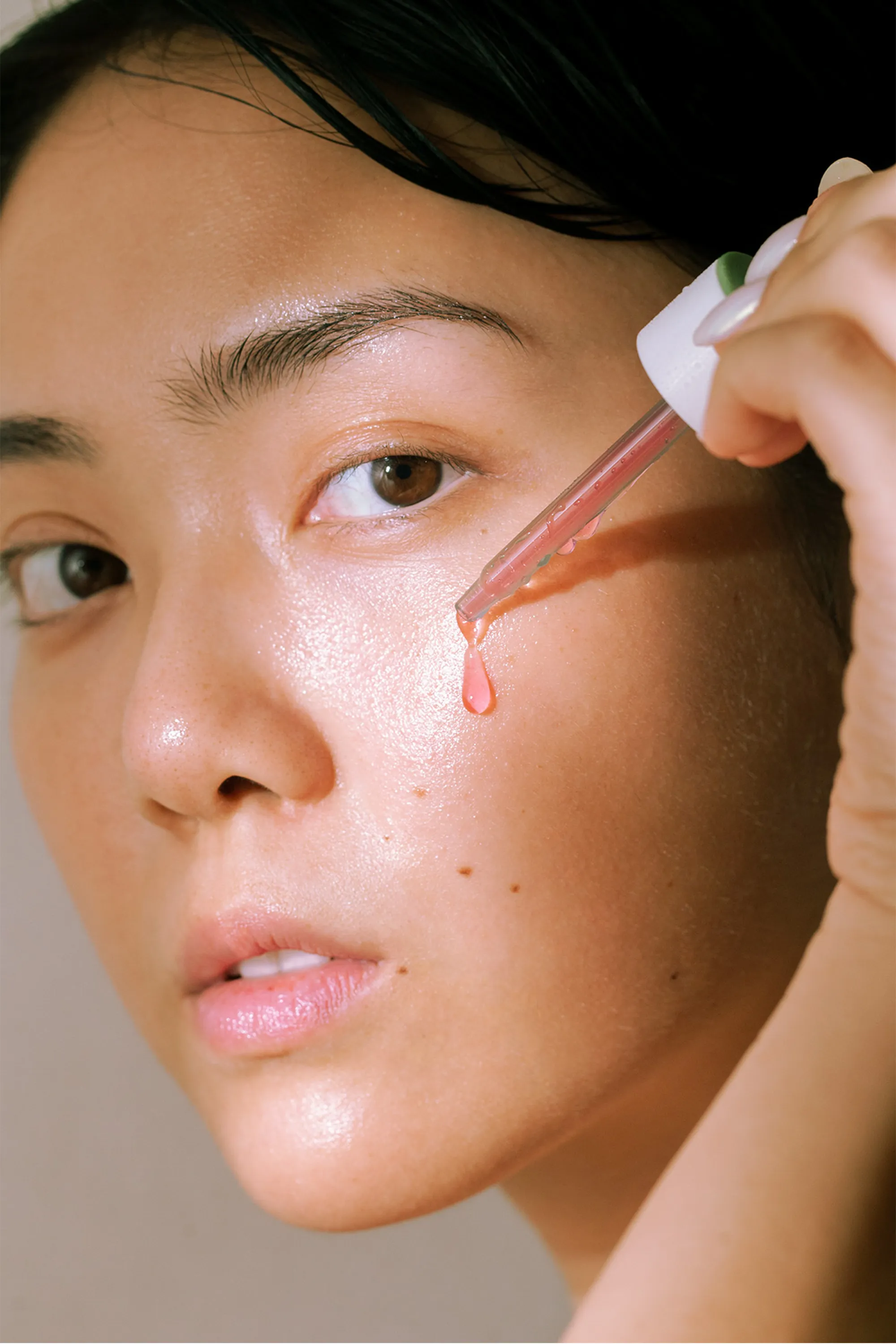 Mádara Cosmetics Sérum effet peeling à l’acide hyaluronique 10% AHA Peel-30 ml