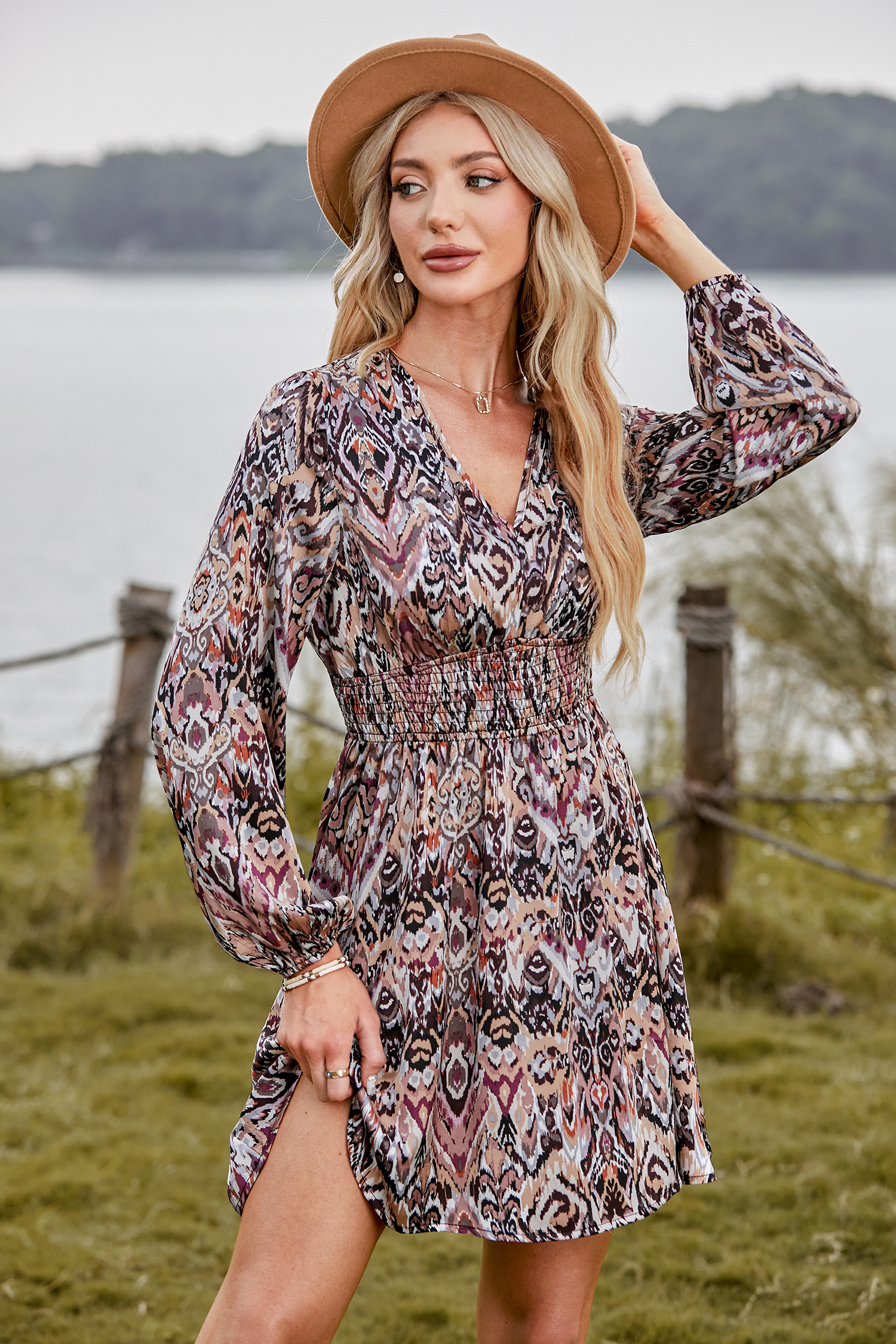 Robe avec col en V à imprimé abstrait