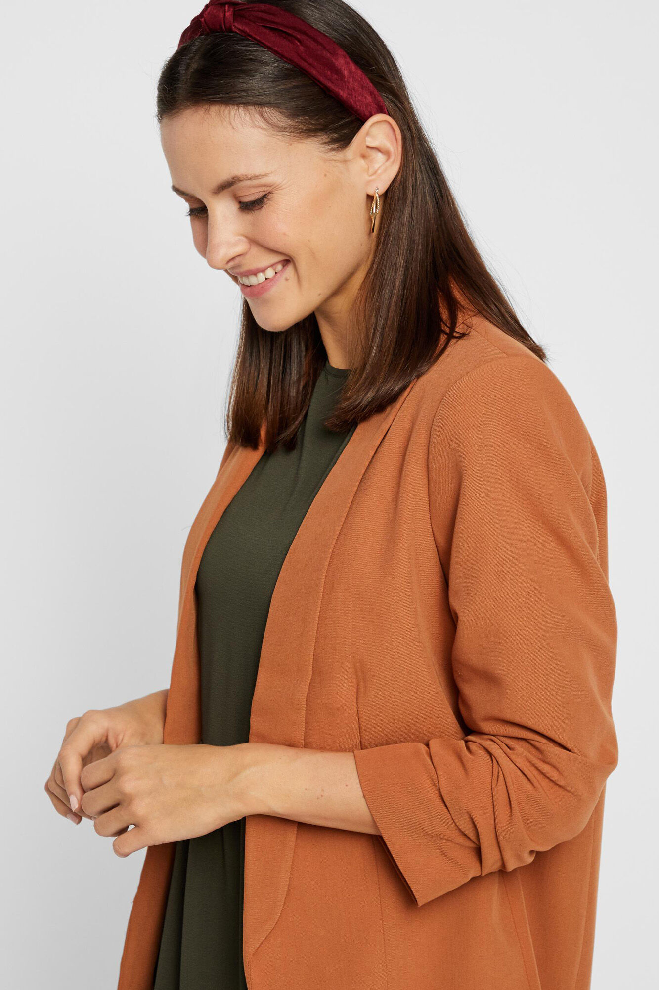 Blazer de manga 3/4 com detalhe de lapela e mangas franzidas. Sem botões.