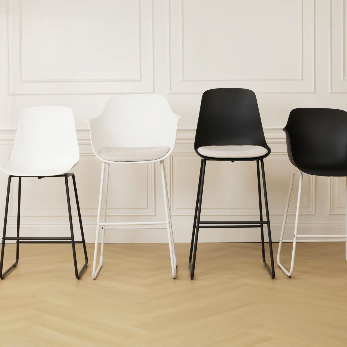 Nino-Liv barkruk zwart met beige zitkussen - zwart onderstel - 75 cm