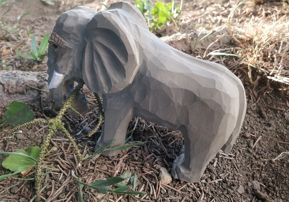 Figurine eléphant en bois