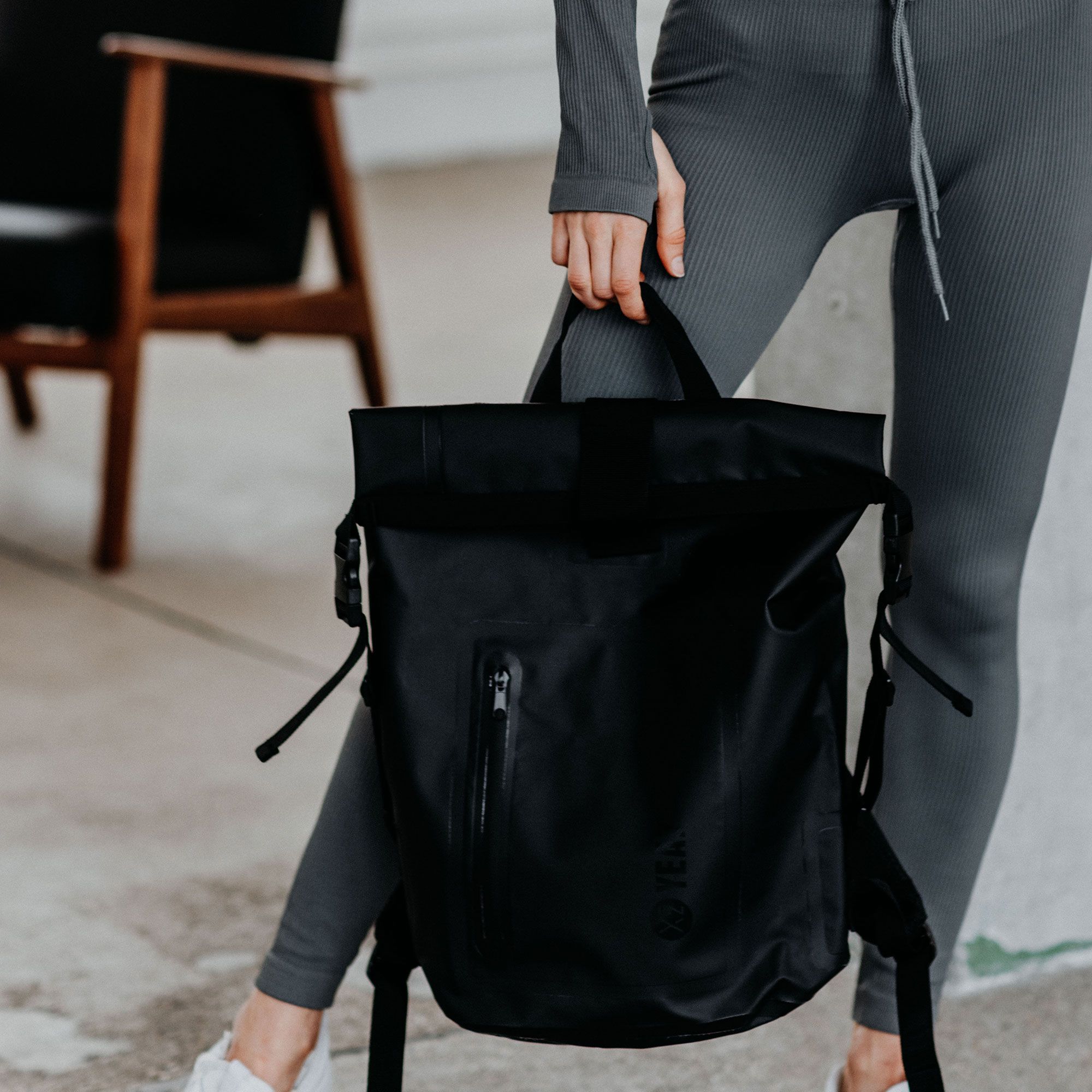 YEAZ STOCKHOLM Wasserfester Rucksack schwarzes Logo