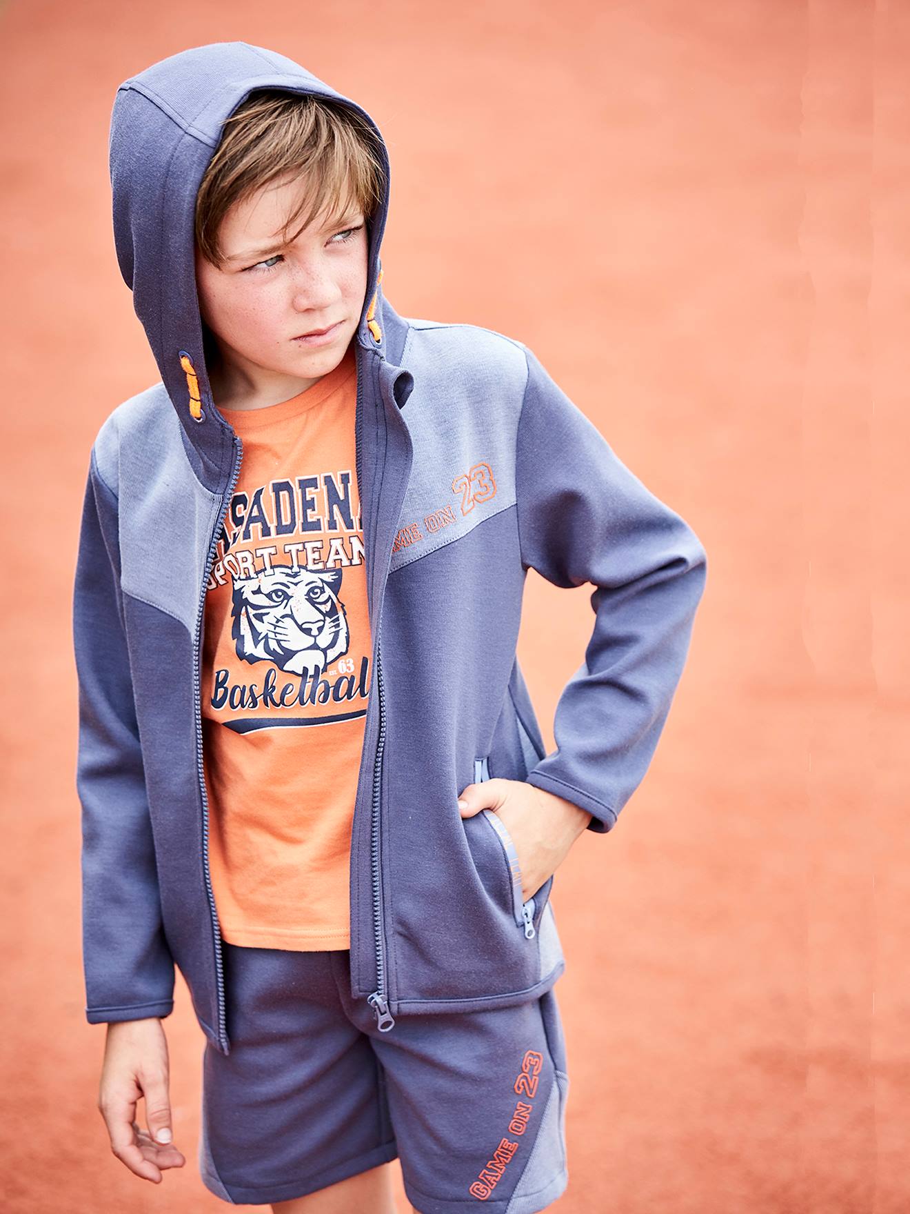 Moletom técnico infantil com zíper na cor azul-escura lisa.