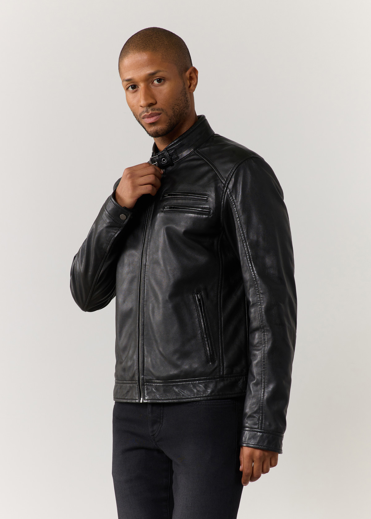 Blouson en cuir uni noir à capuche amovible