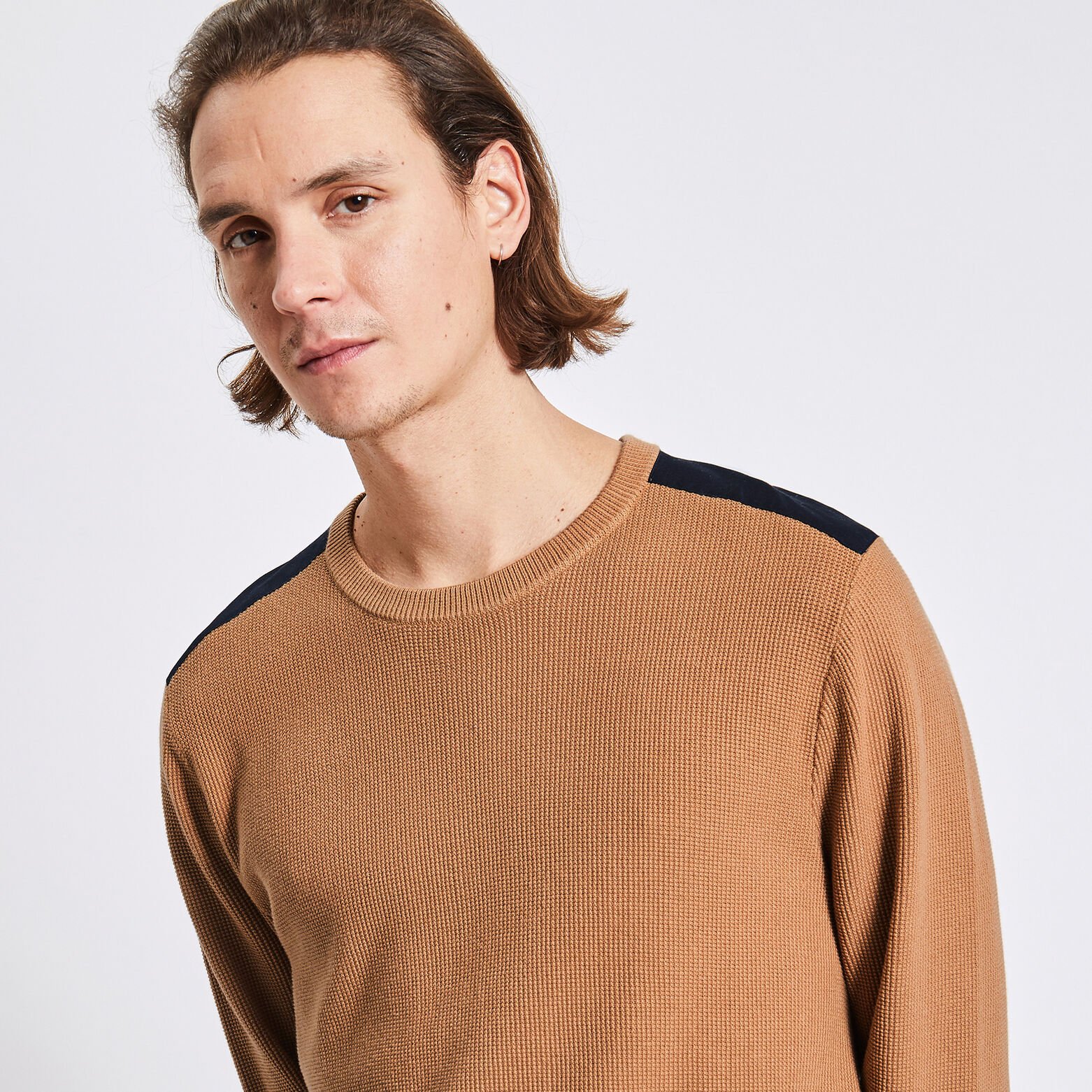 Pull à col rond et patch épaule Camel