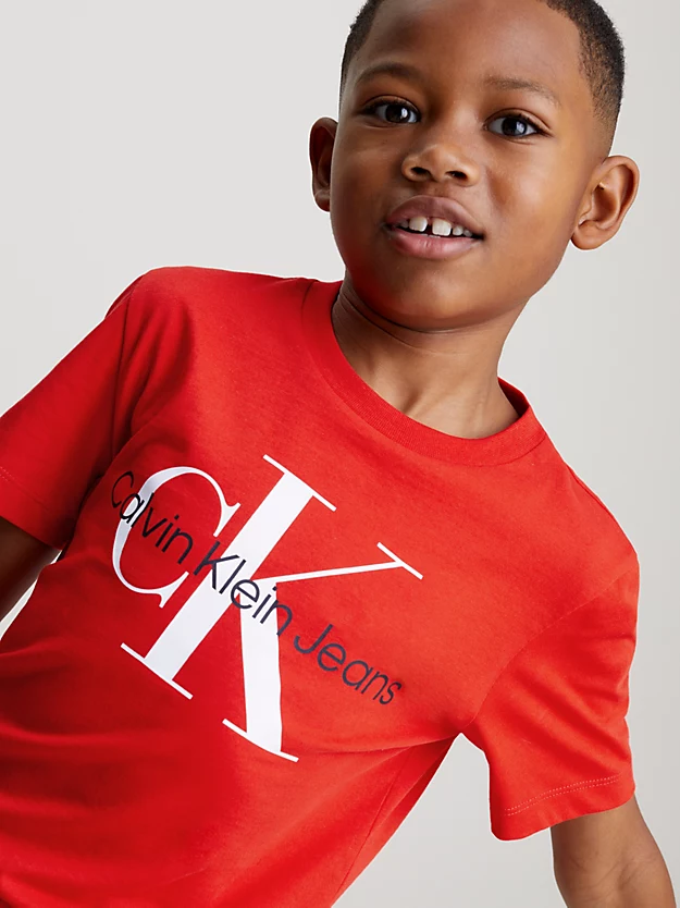 Camiseta infantil com logotipo