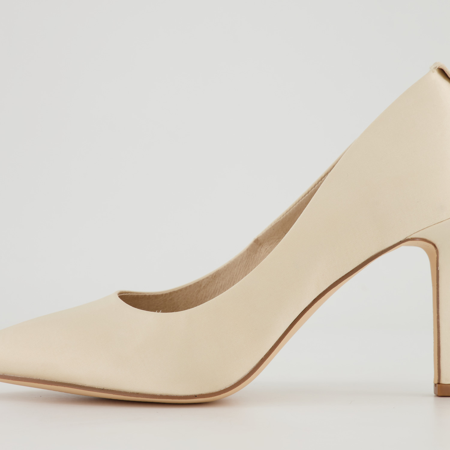 La Strada Pumps
