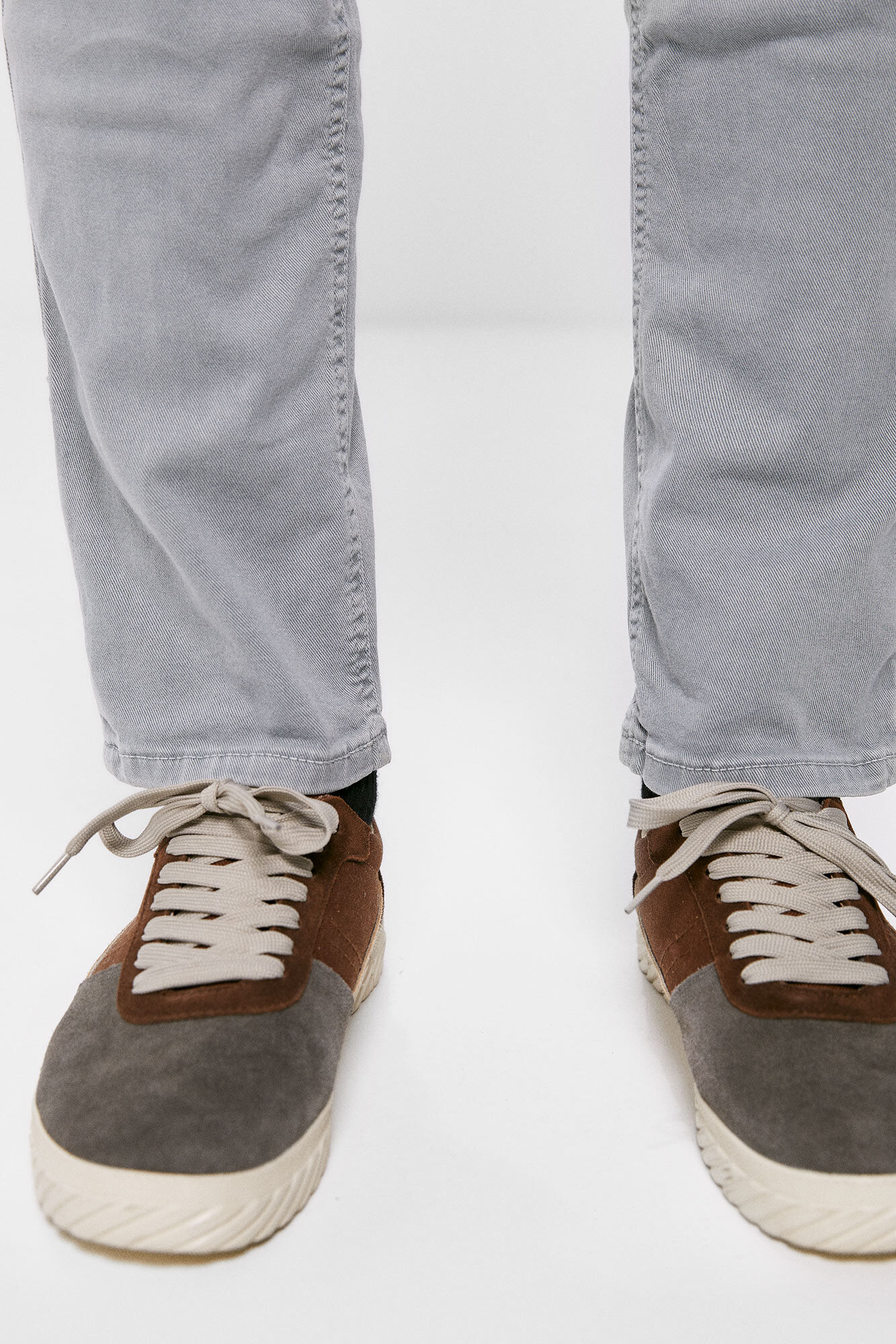 Calça de cinco bolsos com lavagem slim-fit