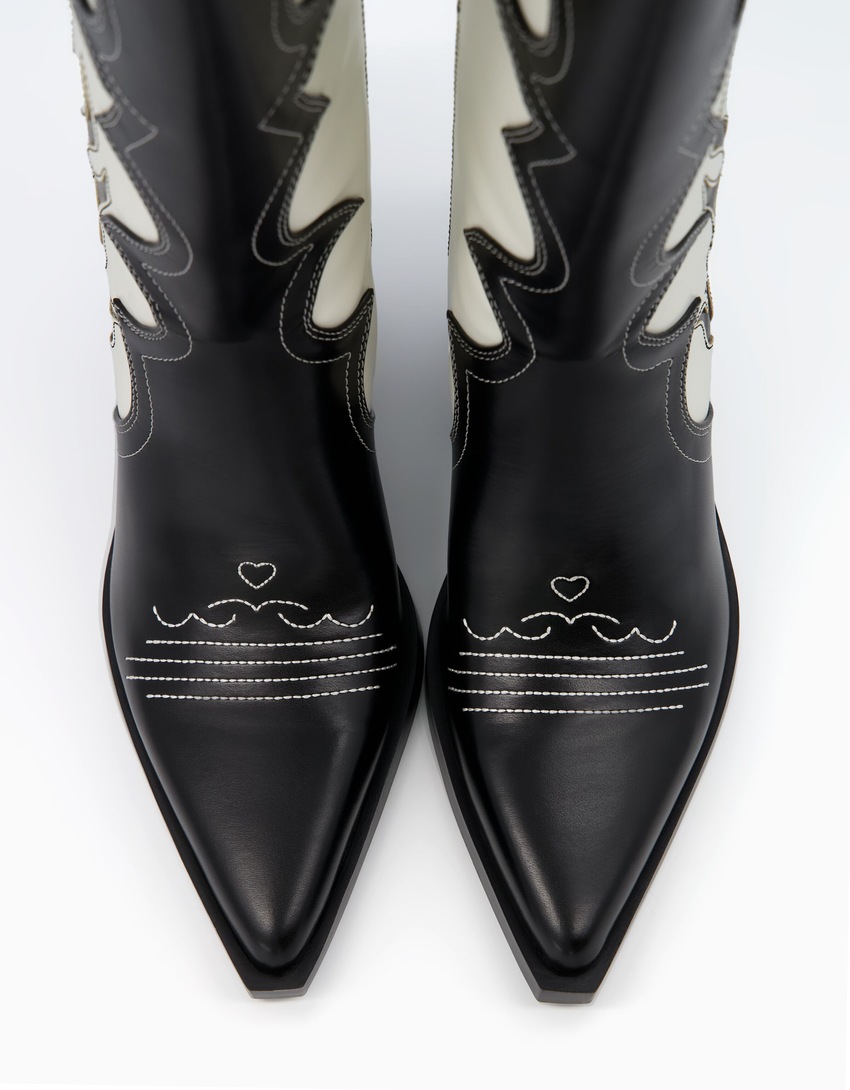 Botas de cowboy de salto alto com bordados contrastantes
