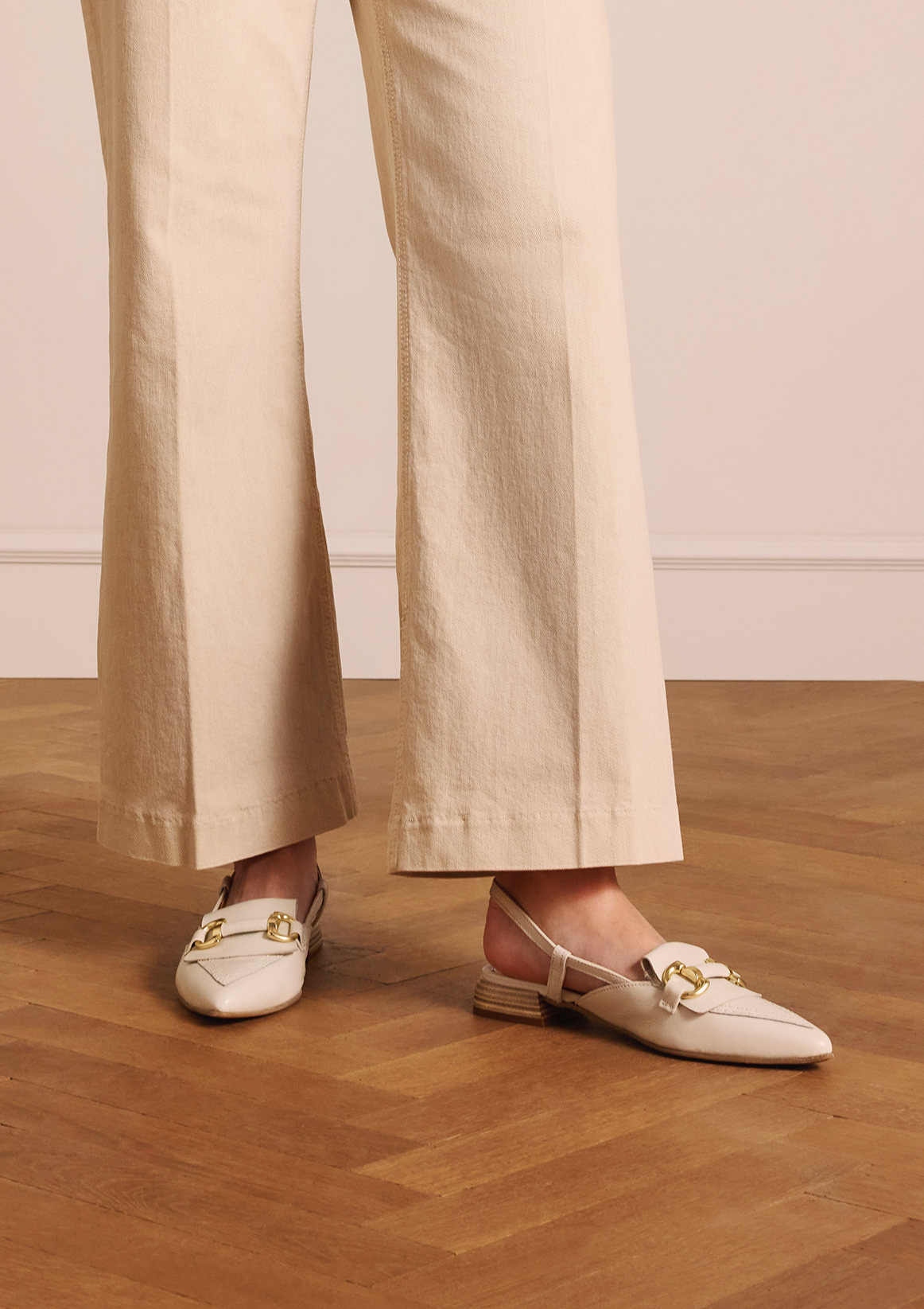 Witte leren slingbacks met goudkleurige chain