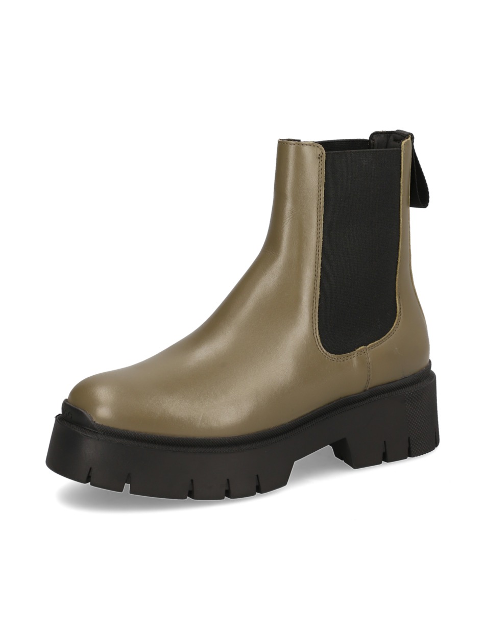 Kris ChBootie-C