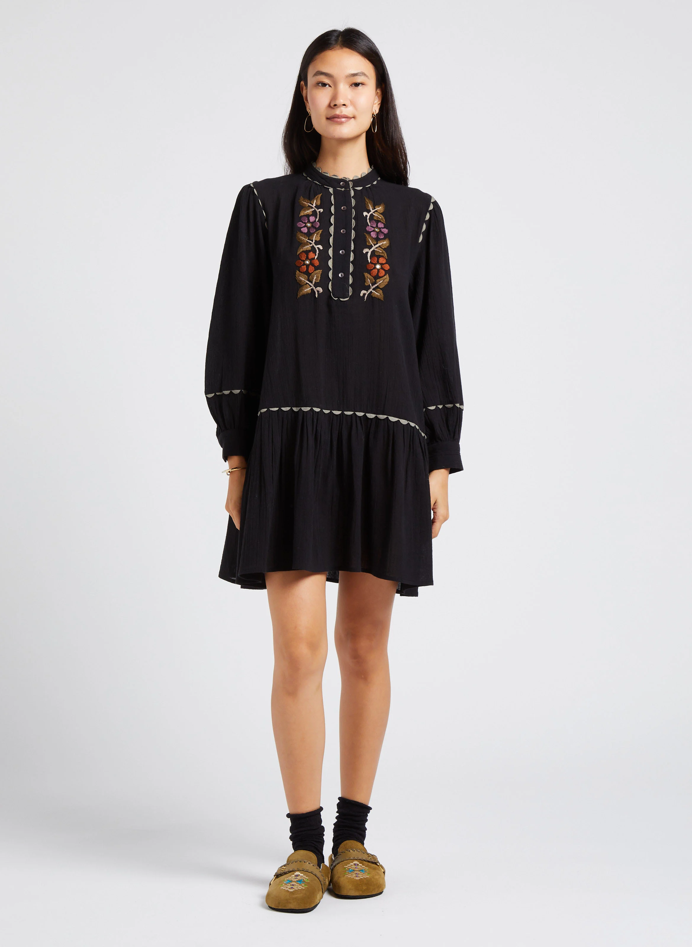 MATHILDA - Robe courte brodée en crêpe de coton | Noir