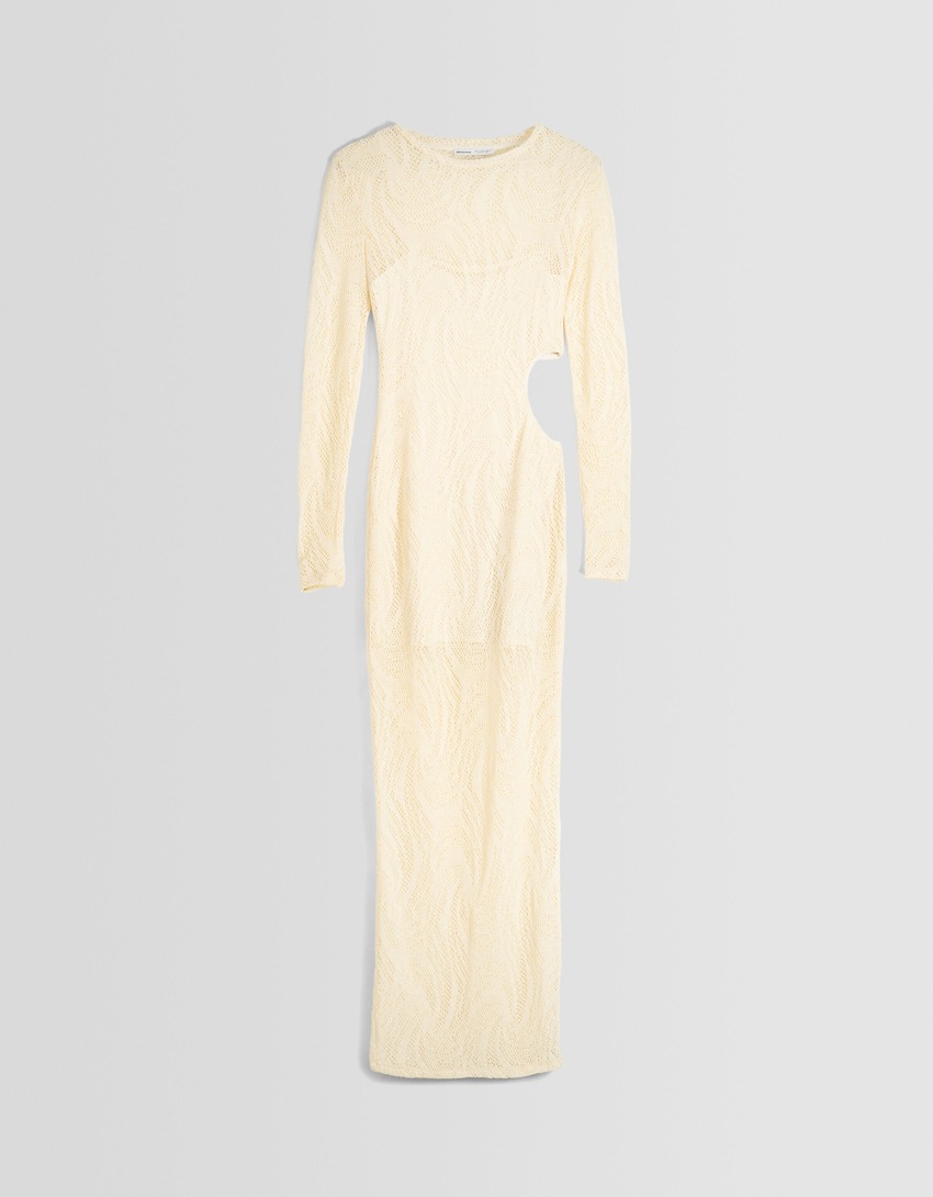 Vestido longo de crochê com recortes e mangas compridas