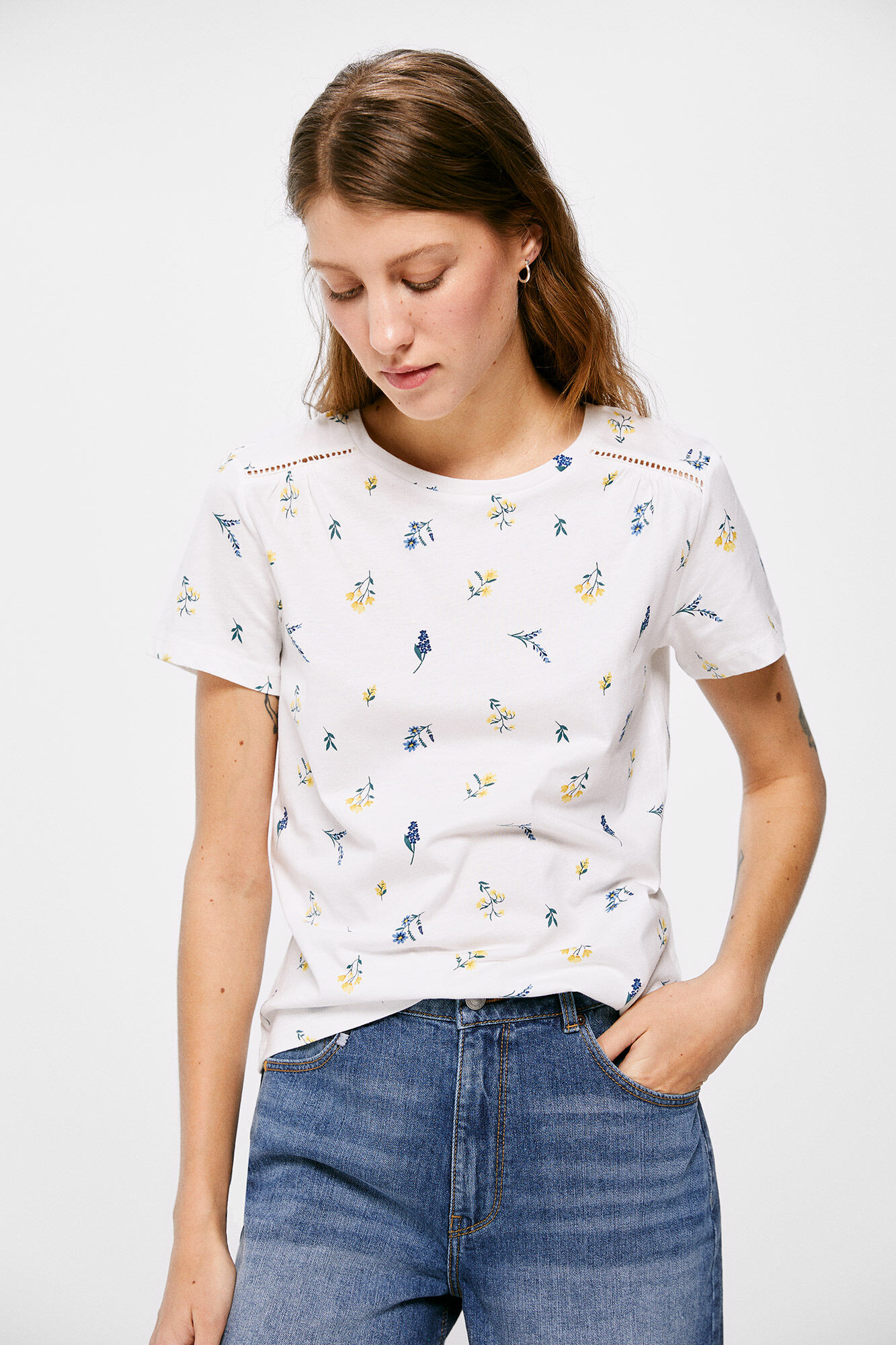 Camiseta ombro a ombro com estampa de renda - Marrom