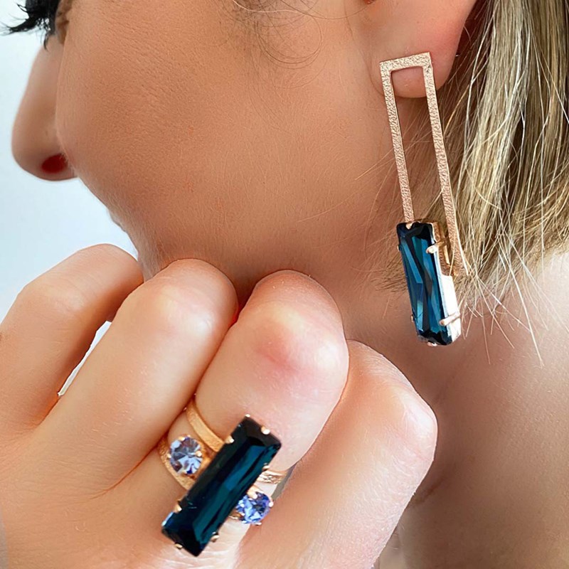 Boucles d'oreilles pendantes en plaqué or rose ornées d'une pierre cristal bleu - Bijou de créateur