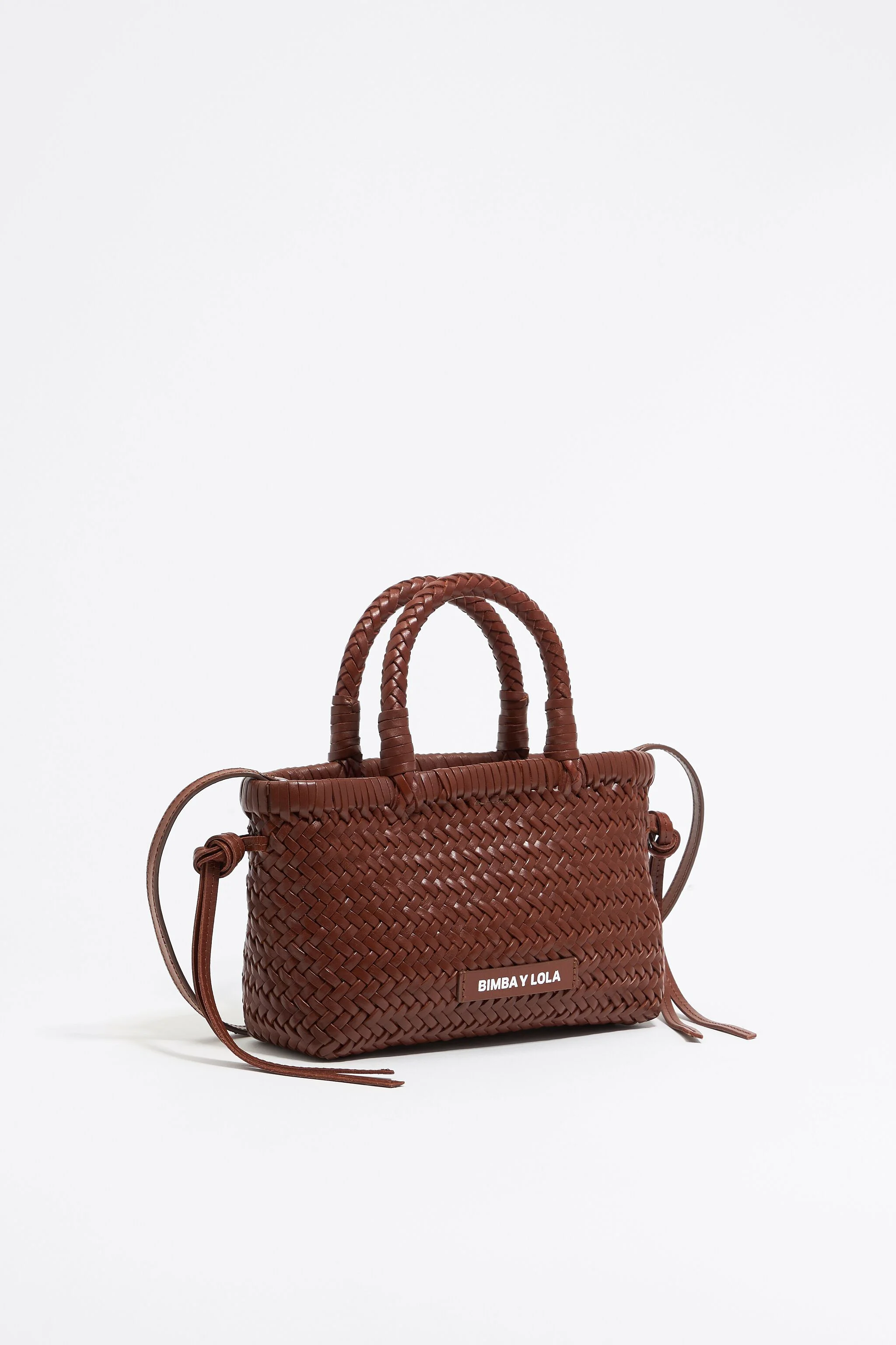 Bolsa pequena de couro trançado cor nogueira