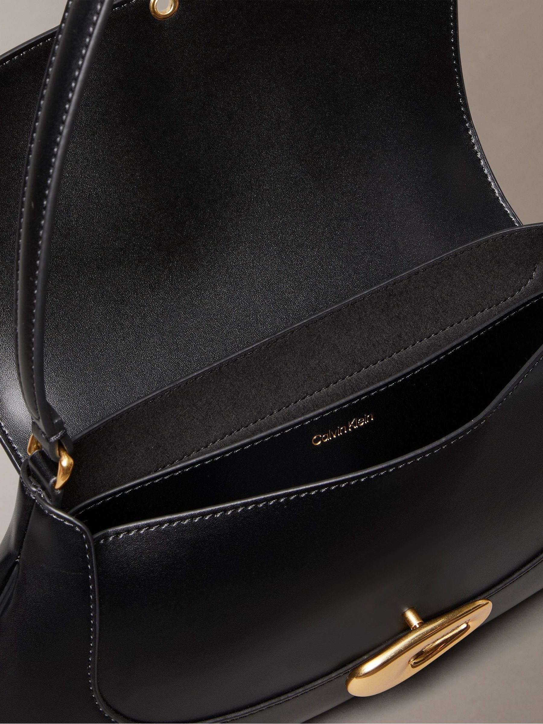 Zwart - Calvin Klein Top Flap Shoulder Bag