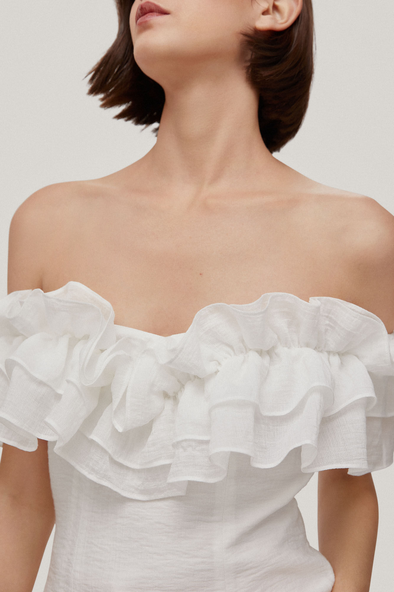 Luli. Blusa ombro a ombro com babados - Branca