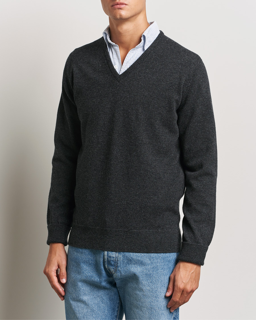 William Lockie Rob Lambswool V-Neck Charcoal
