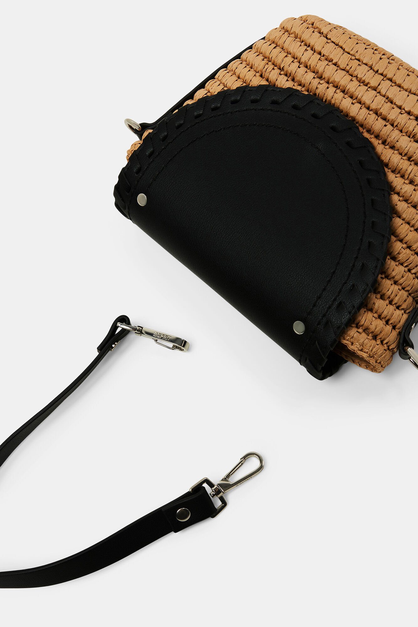 Bolsa de ombro em ráfia com aba - Preta