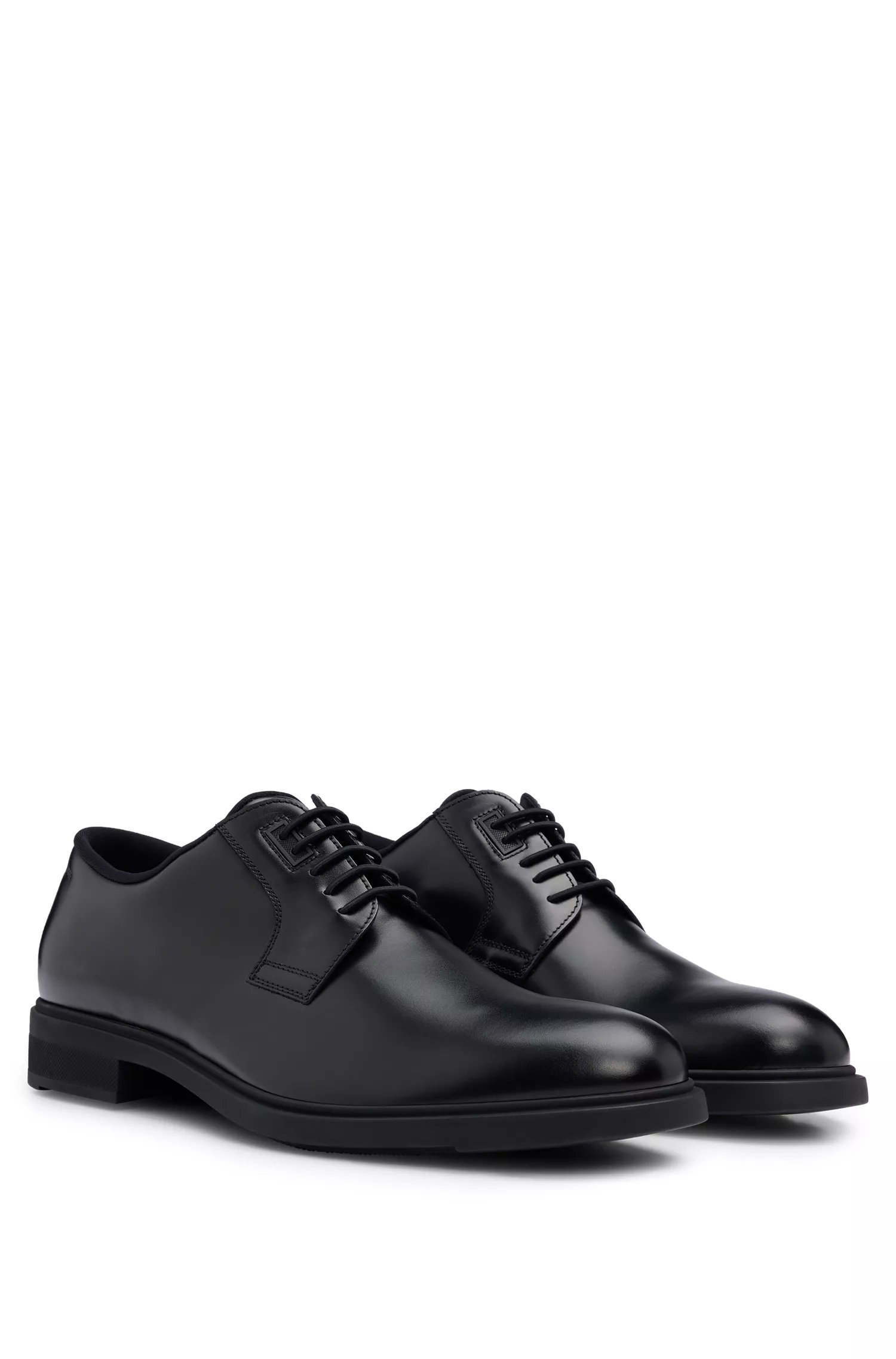 Sapatos Derby BOSS pretos, fabricados na Itália, em couro com detalhes em debrum.