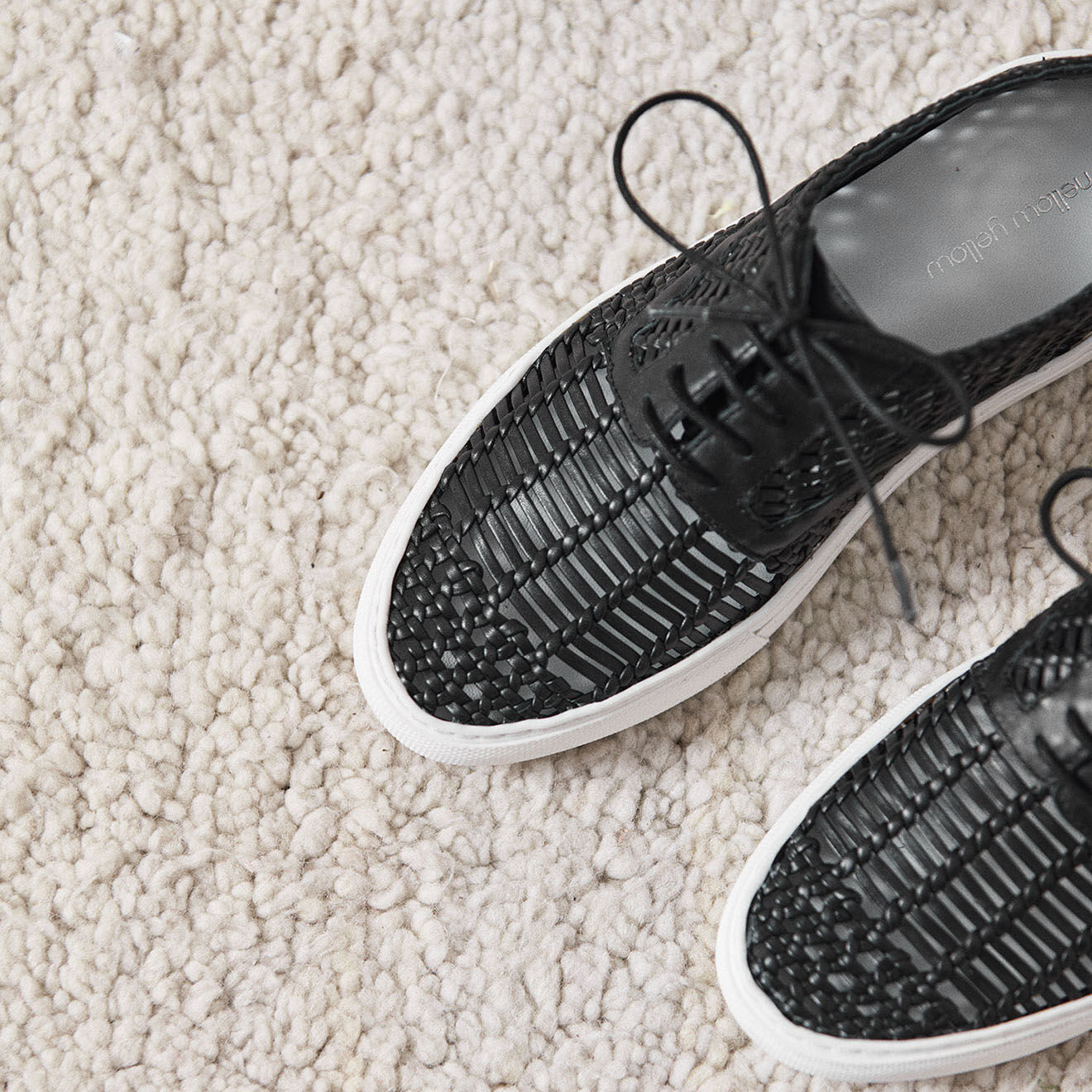 Mellow Yellow Baskets en Cuir Bea noires