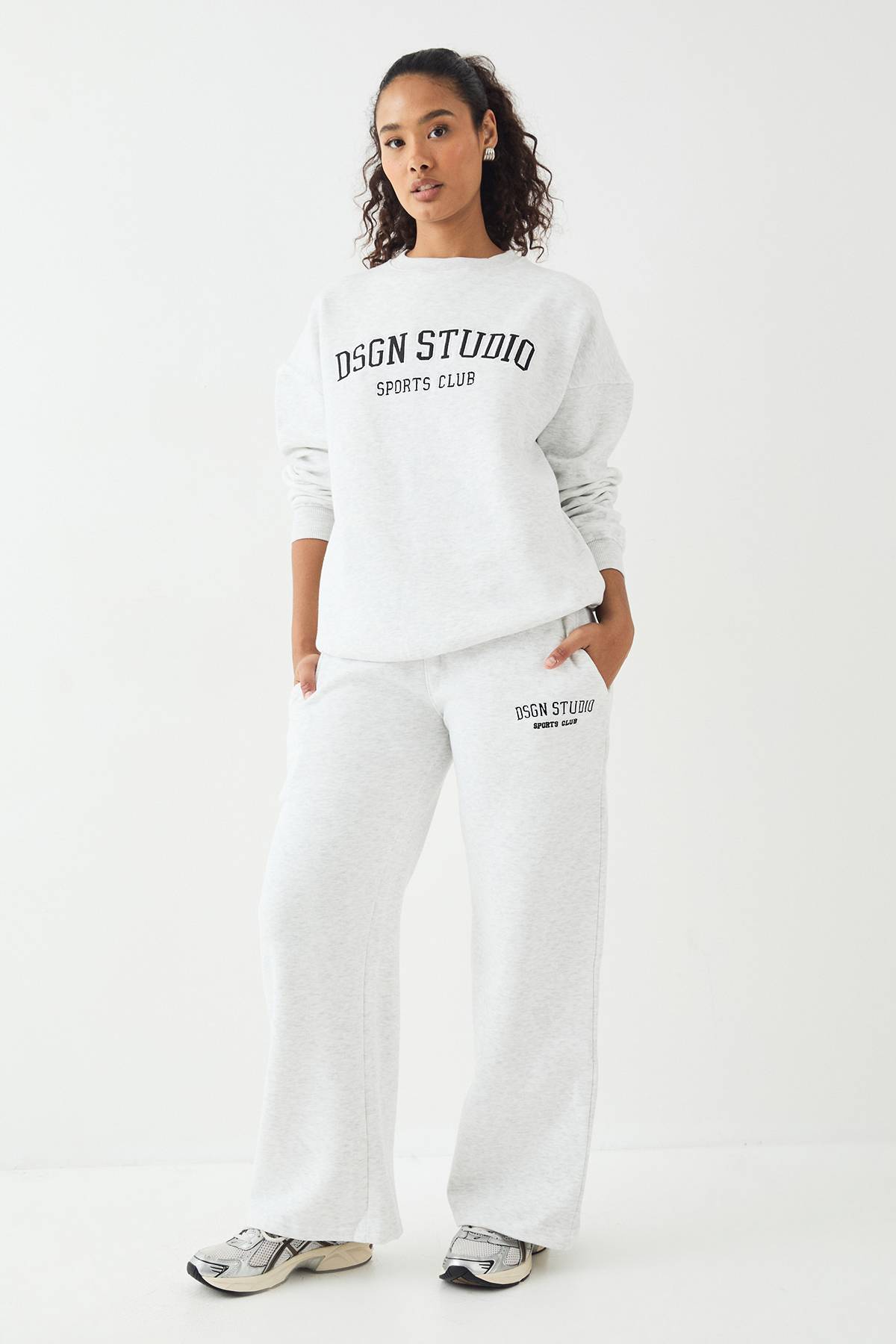 Petite DSGN Studio Jogging Jambe Droite avec Appliqués