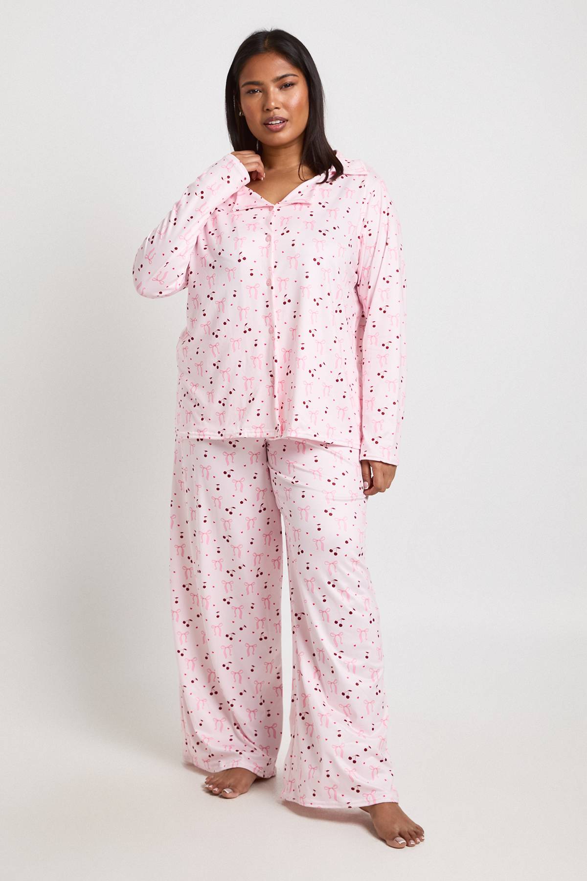 boohoo Ensemble Pyjama Grande Taille Chemise À Manches Longues Et Pantalon Imprimé Nœuds Et Cerises