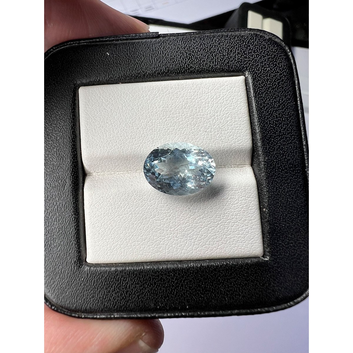 Aigue-Marine Ovale Facettée de 4,75 carats - Clarté VSI - Origine Afrique