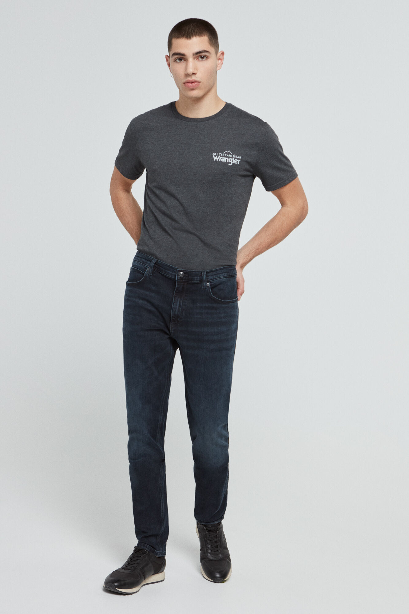 calça jeans azul-escura