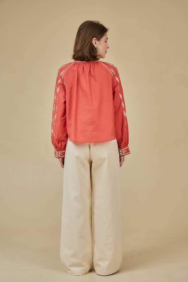 ATÉ BREVE<br>Blusa de mangas compridas e decote em V bordada com motivos étnicos