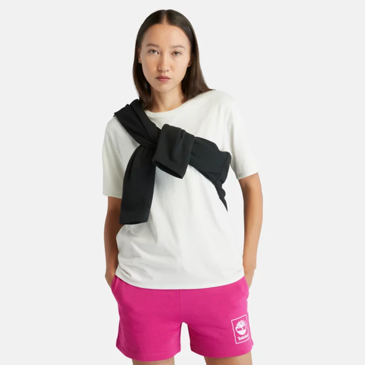 Camiseta feminina branca com logo bordado.