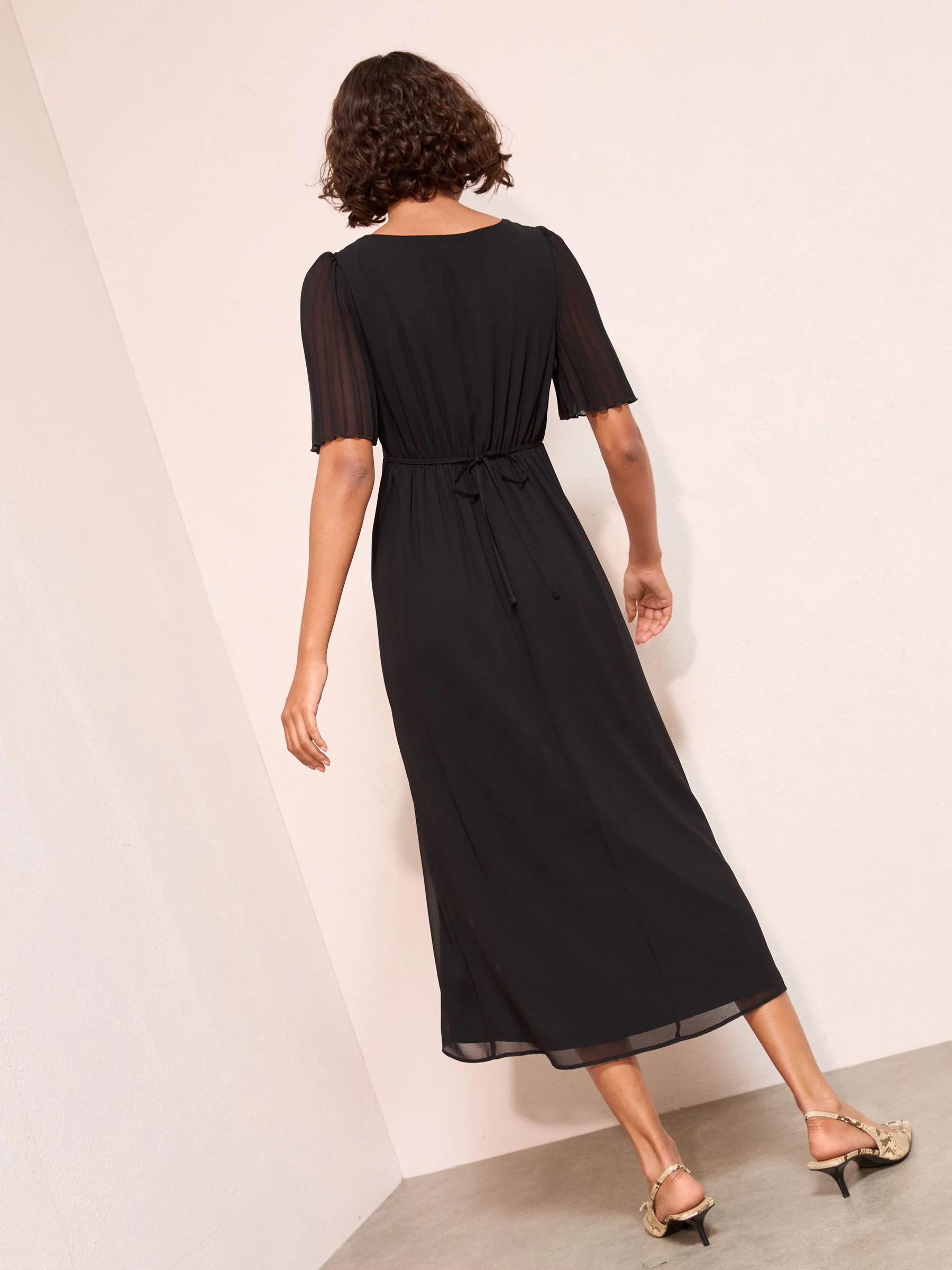 Zwart - Friends Like These Chiffon Pleated Angel Sleeve V-Neck Button Midi Dress