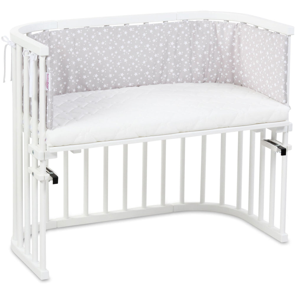 Køb babybay ® Pearlgrey White Stars Sengerand Pique
