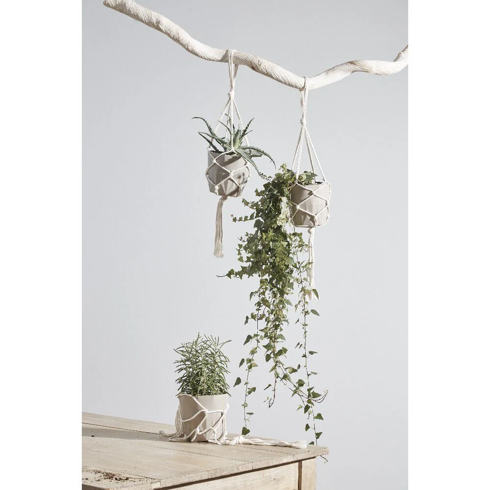 Cache pot gris suspendu avec corde en macramé