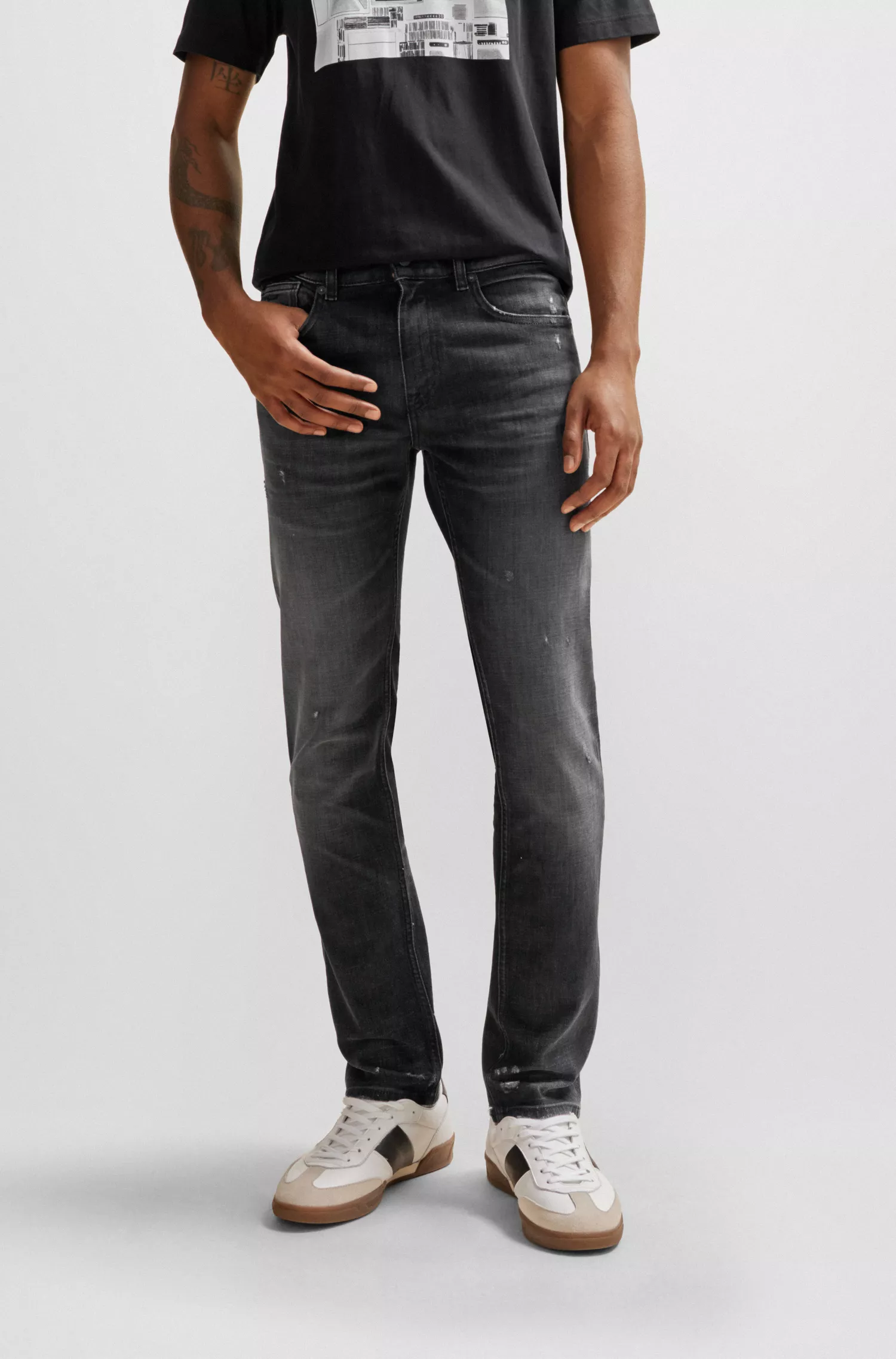Calça jeans BOSS laranja, corte slim, em denim stretch preto.