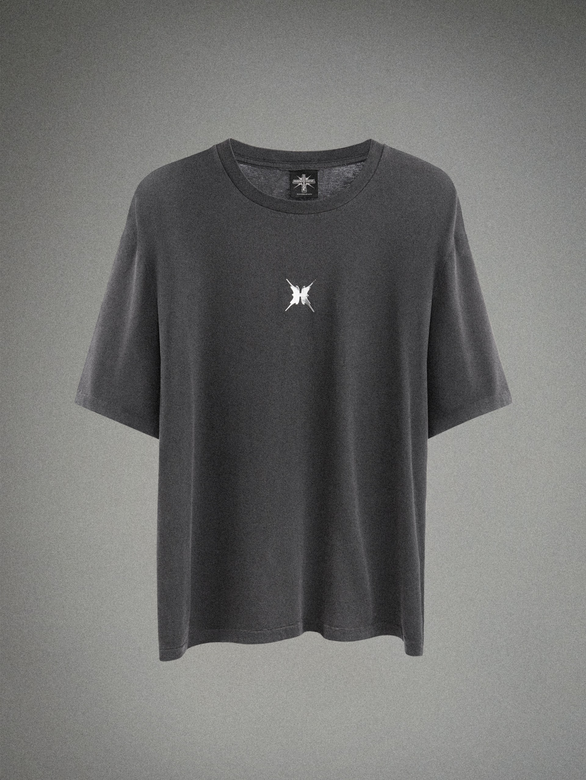 Camiseta HARDSTONE com Logo Metálico
