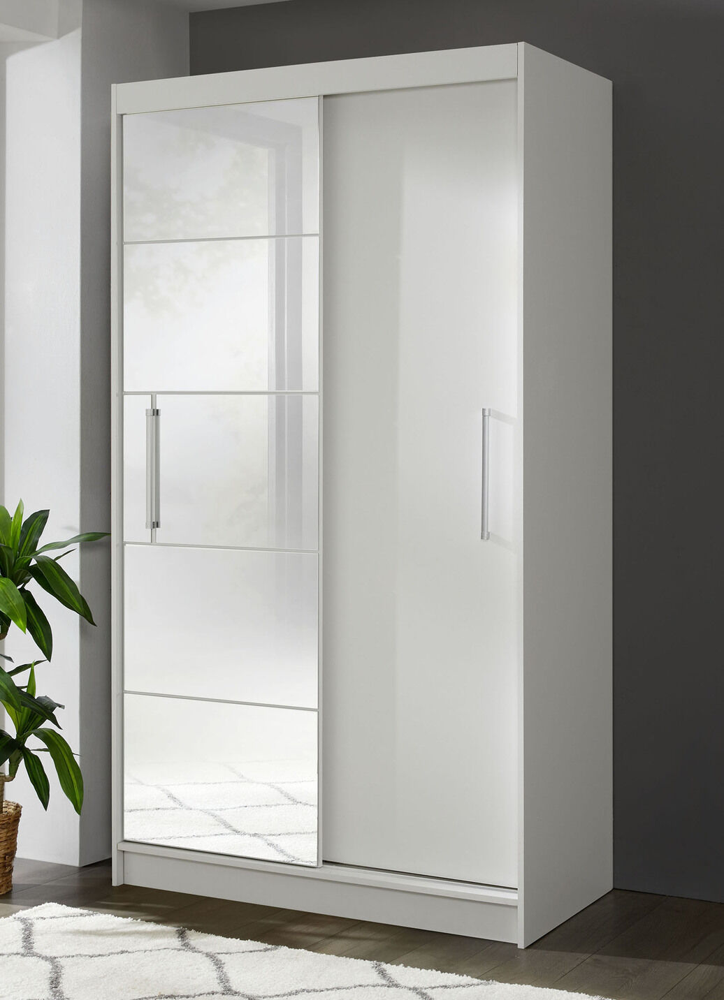 Durchdachter Schwebetürenschrank mit Spiegelfront