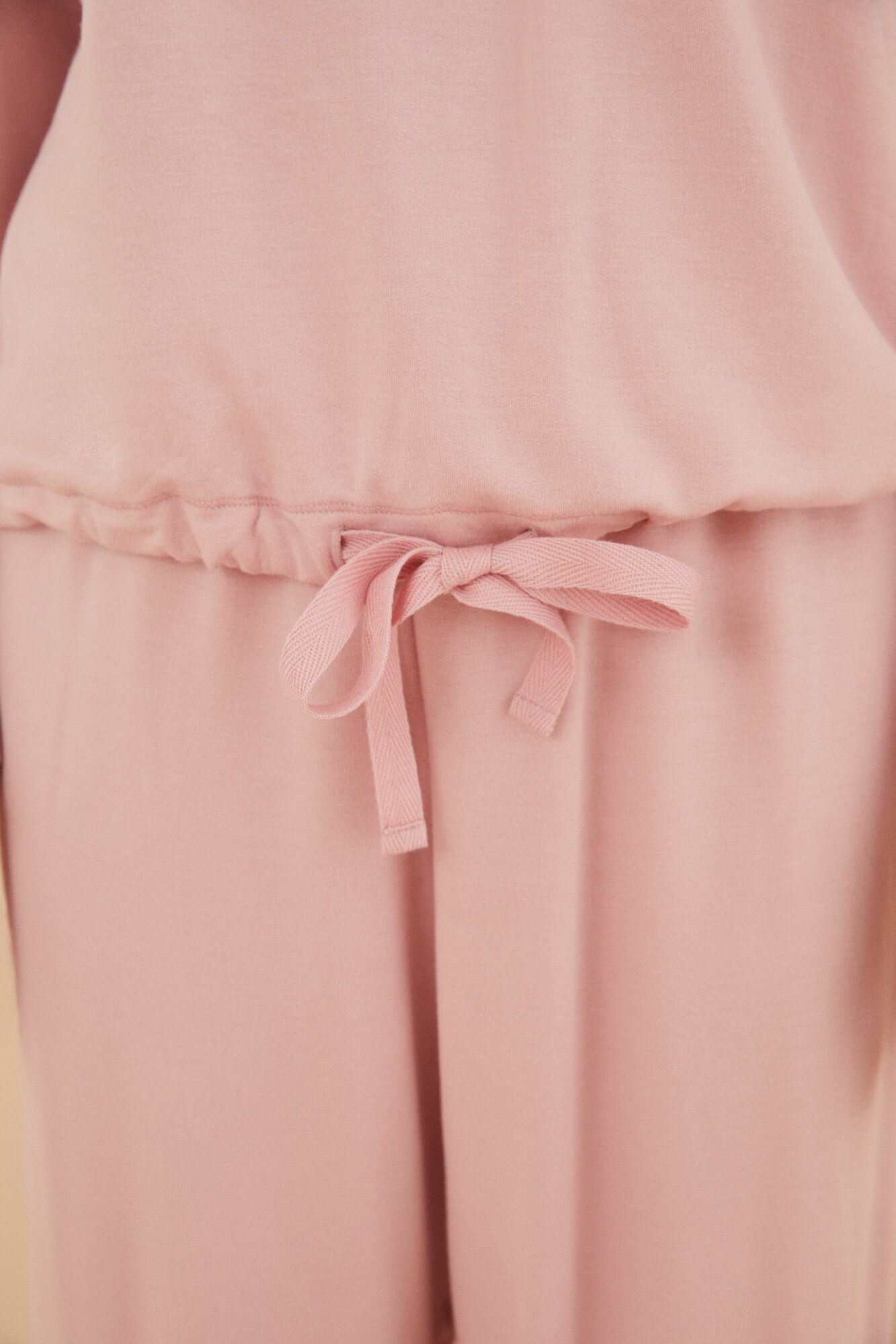 Conjunto com detalhes nas costas em rosa