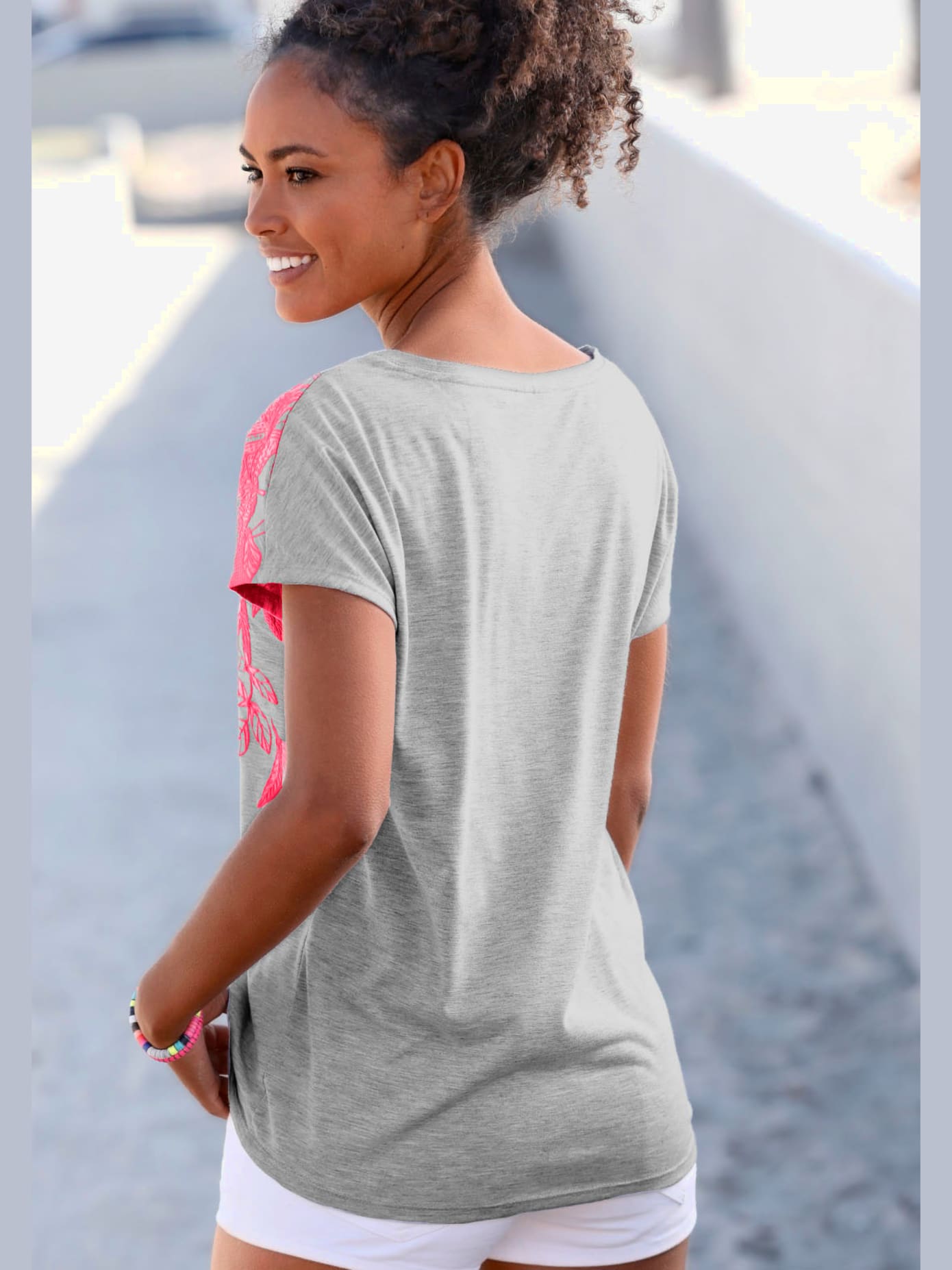 T-shirt imprimé fluo sur les manches