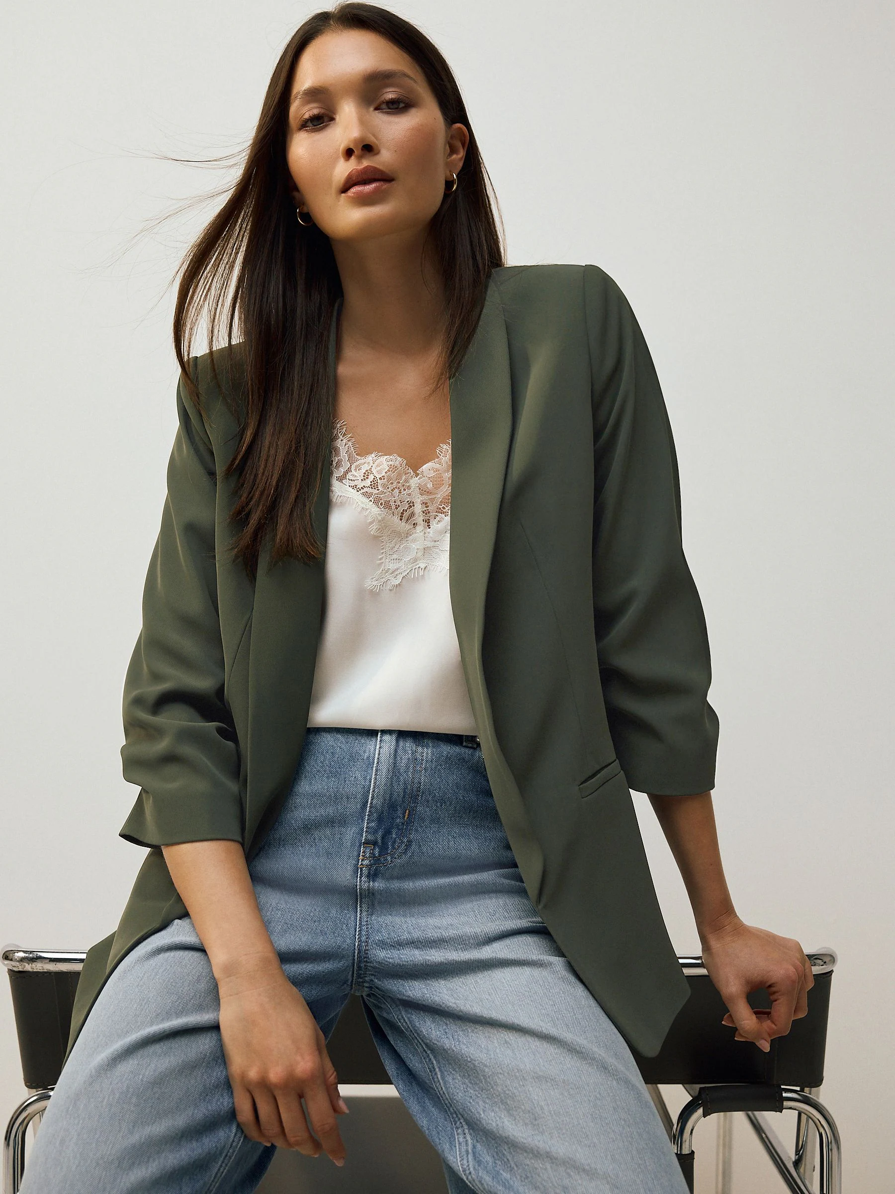 Kakigroen - Ruimvallend blazer met gerimpelde mouwen