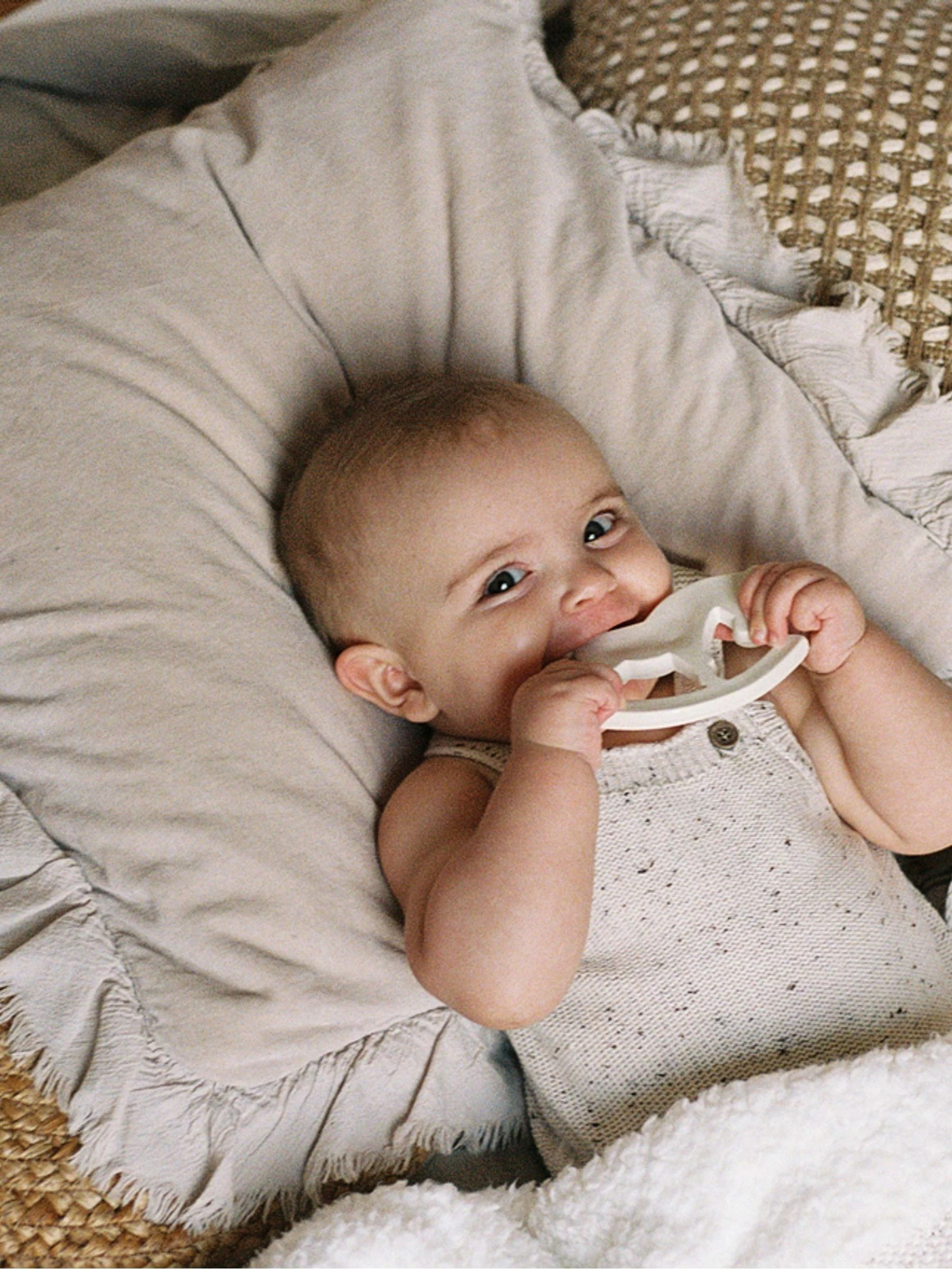 Moutkleurig - The Little Tailor stijlvol gebreid babyrompertje van 100% katoen