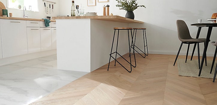 Parquet contrecollé à coller point de hongrie en chêne GoodHome Eslov finition vernis mat coloris naturel L.54 x l.9 x ép.1,4 cm