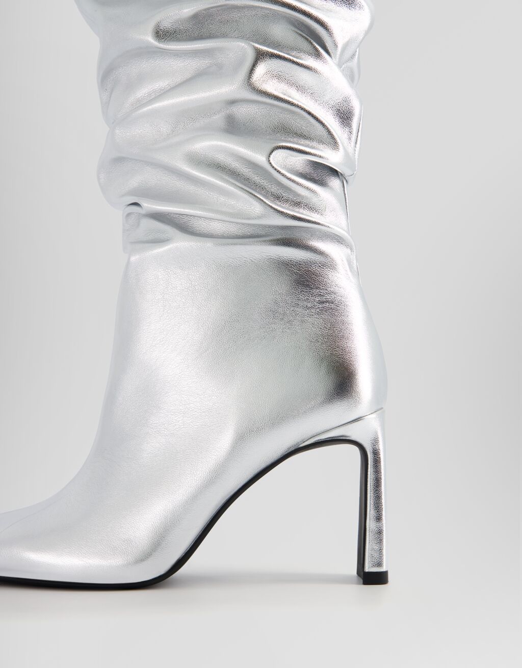 Botas de salto agulha metálicas e folgadas